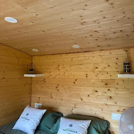 Chalet Chez Celia, Roulotte En Champagne